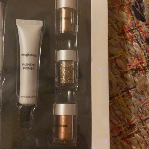 Makeup - Picture 3 of 4